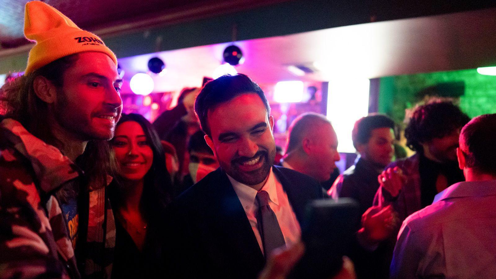 زهرة ممداني، عمدة نيويورك المنتخب (في الوسط)، يُحيي مؤيديه وزملائه في حانة عقب انتخابات عمدة حي بروكلين بمدينة نيويورك، الولايات المتحدة الأمريكية، صباح الأربعاء 5 نوفمبر/تشرين الثاني 2025.