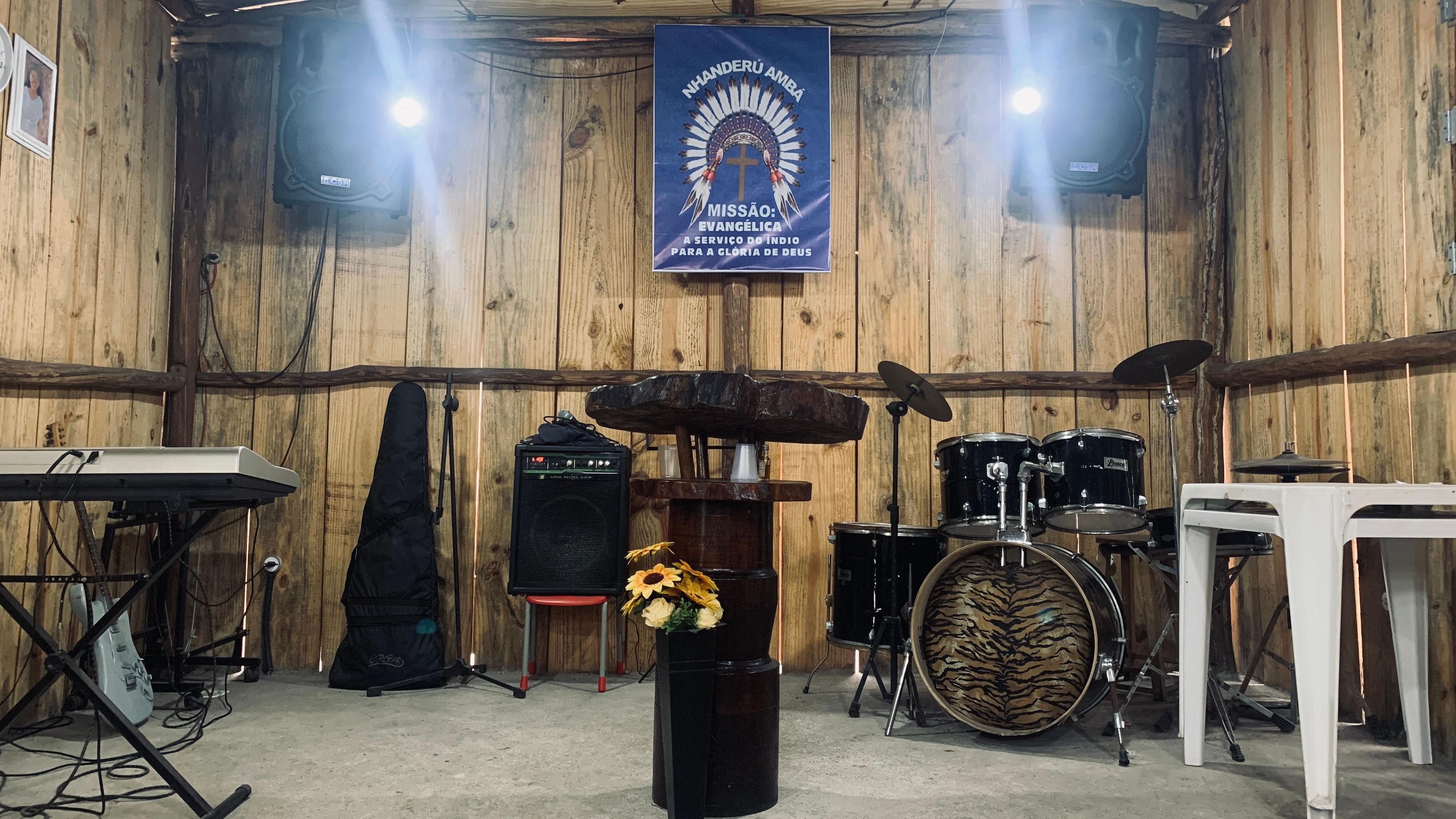 Altar com instrumentos musicais