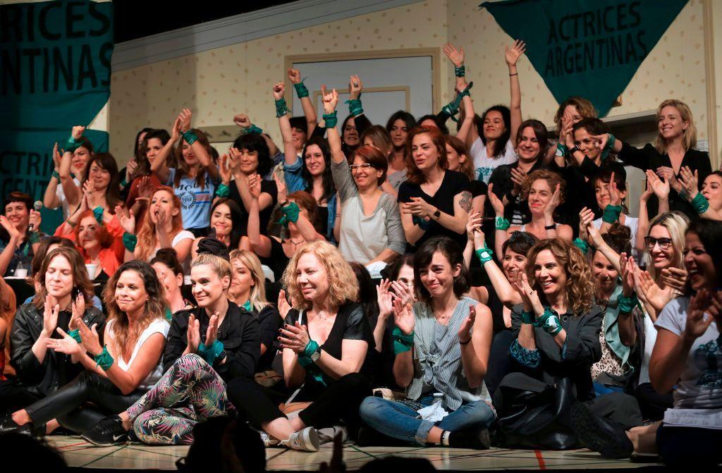 Miembros de la organización "Actrices Argentinas" —contra el abuso sexual— reaccionan durante una conferencia de prensa en Buenos Aires el 11 de diciembre de 2018.