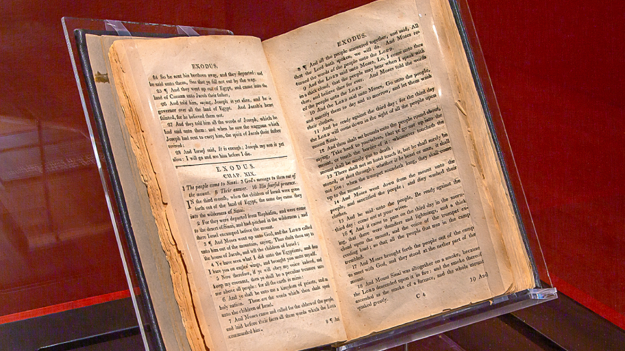 Una copia de la "Biblia de los esclavos"