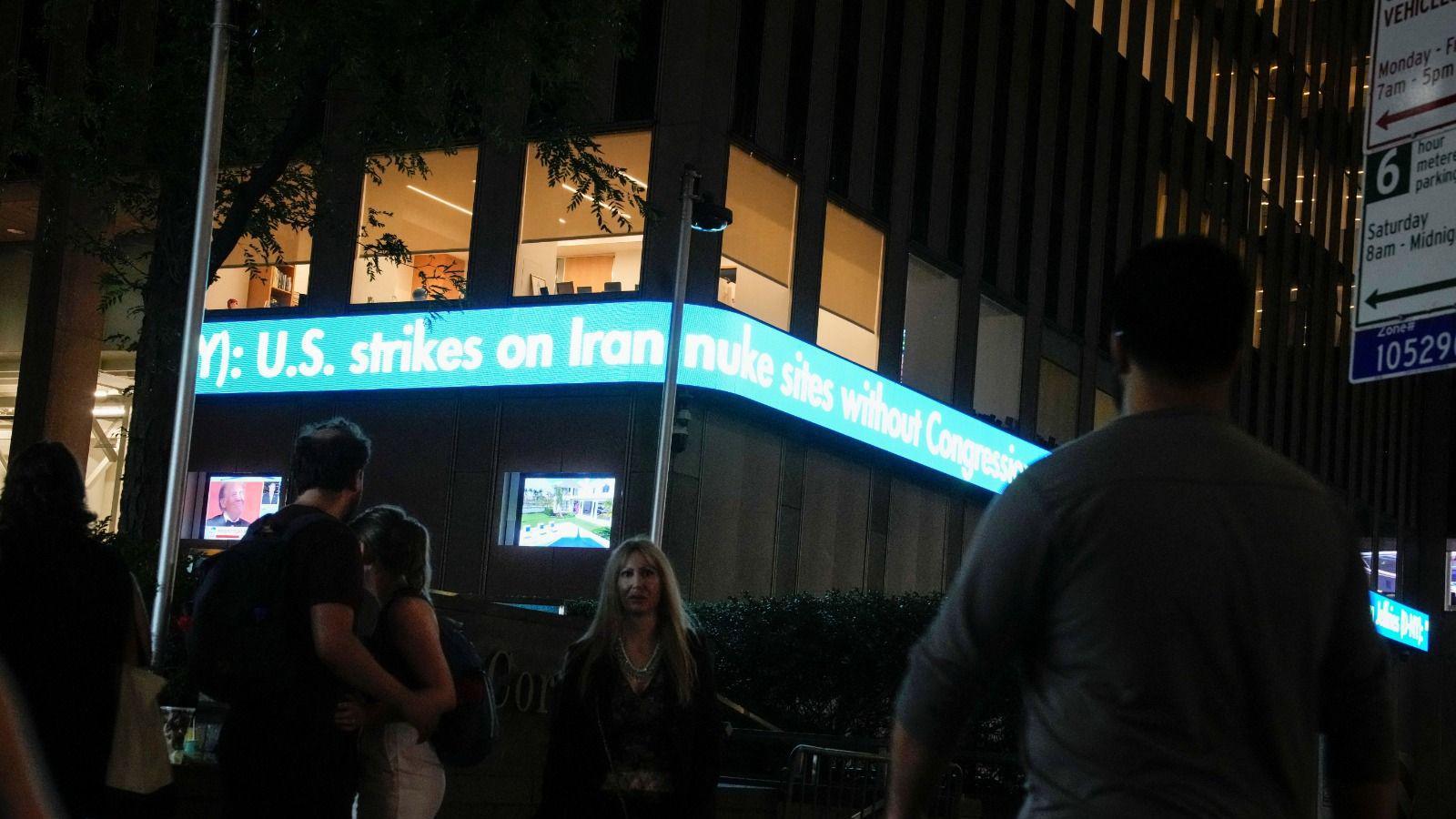 Painel luminoso na cidade de Nova York noticia ataques dos EUA ao Irã