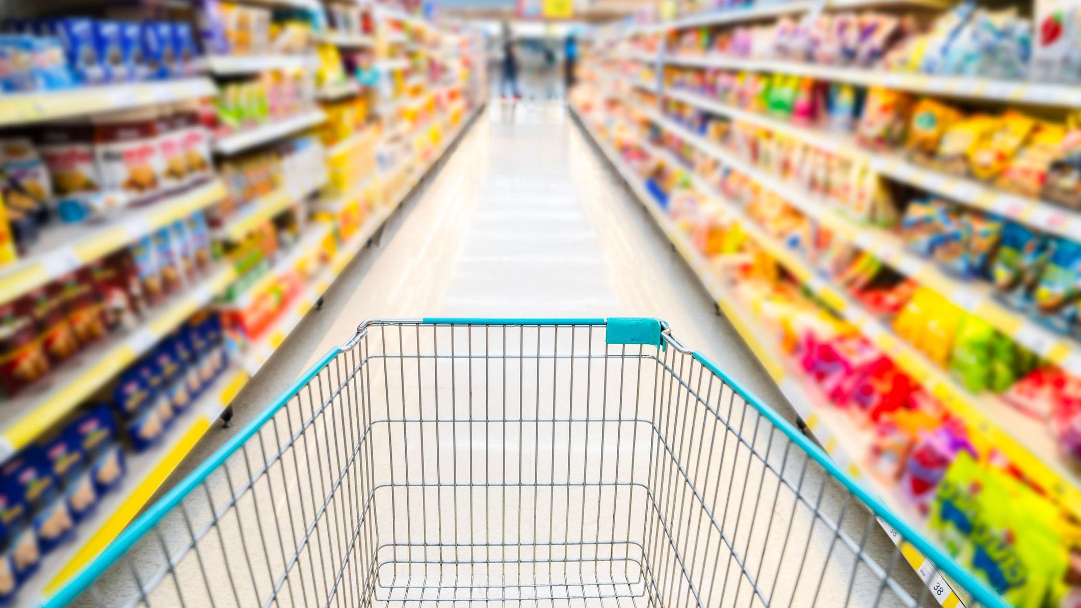 سلة مشتريات في السوق.