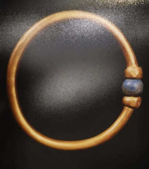 الصورة التي نشرتها وزارة السياحة والآثار المصرية للسوار الأثري المختفي من مخازن المتحف المصري في التحرير 