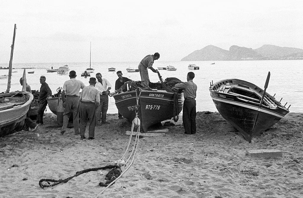 Pescadores en sus pequeñas barcas.