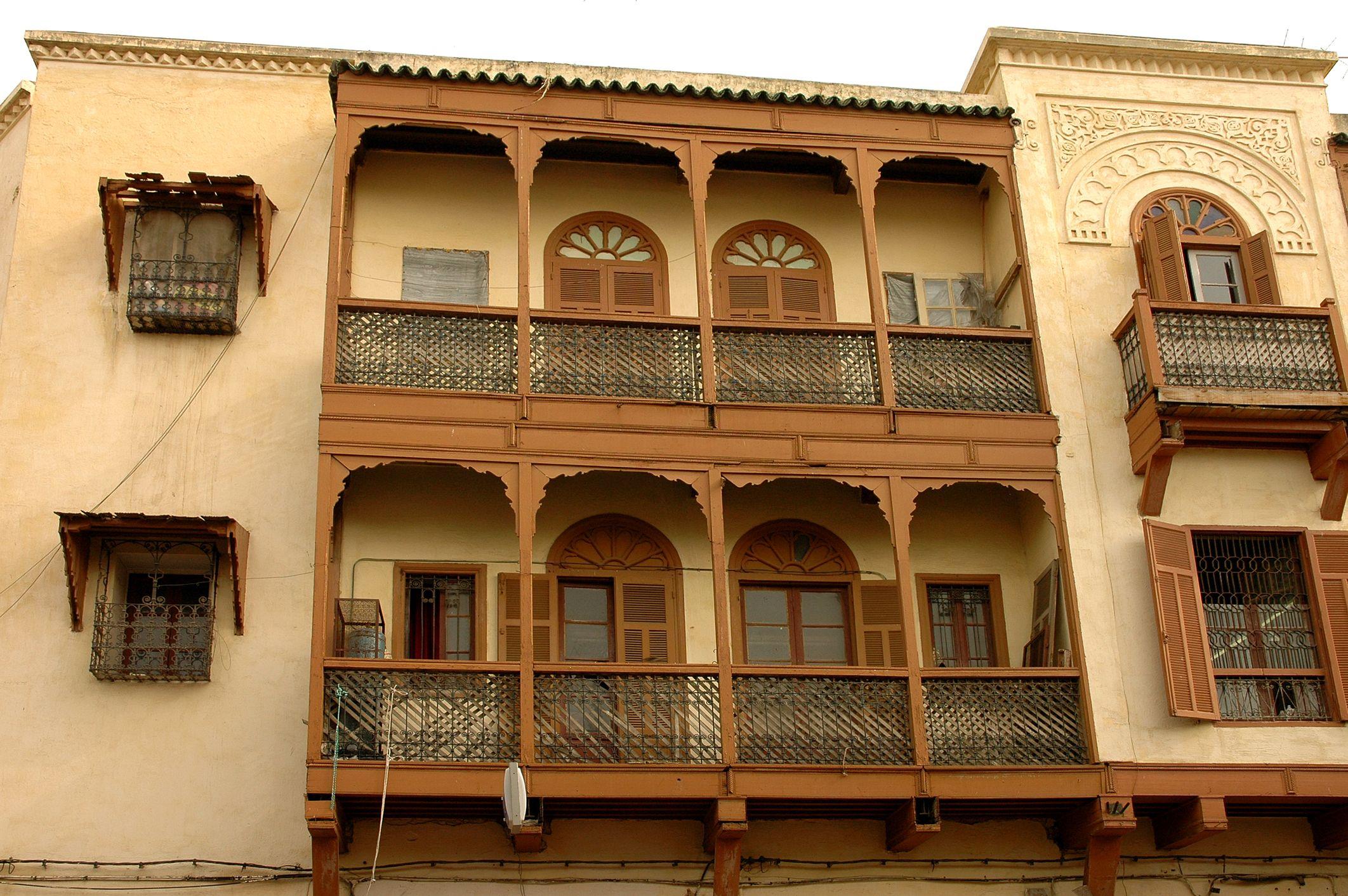 Muxarabi, elemento vazado nas fechadas, está presente há séculos na arquitetura árabe. Na foto, prédio no Marrocos