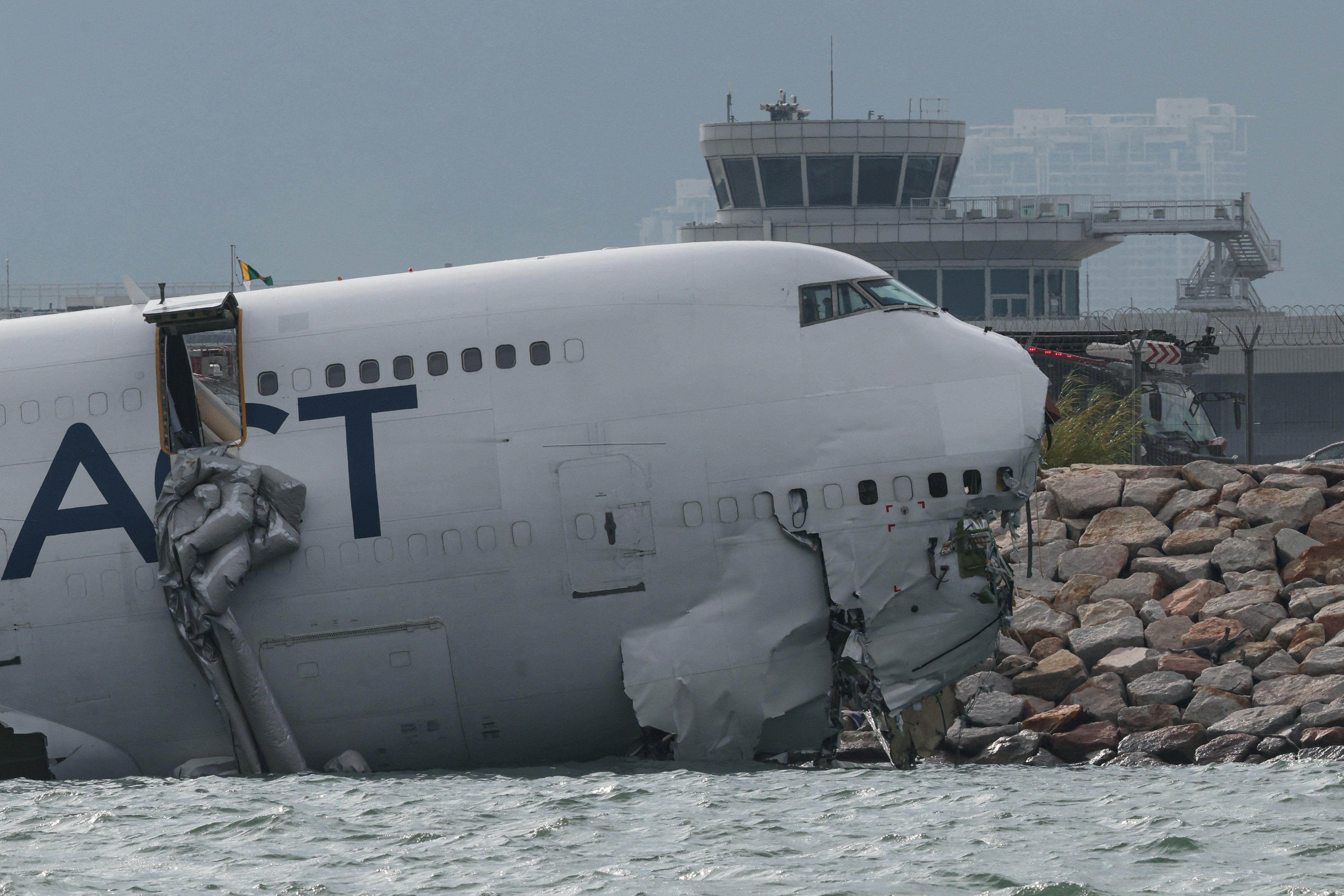 阿聯酋航空租用貨機衝出香港機場跑道後擱淺於海堤上，機鼻嚴重損毀（20/10/2025）