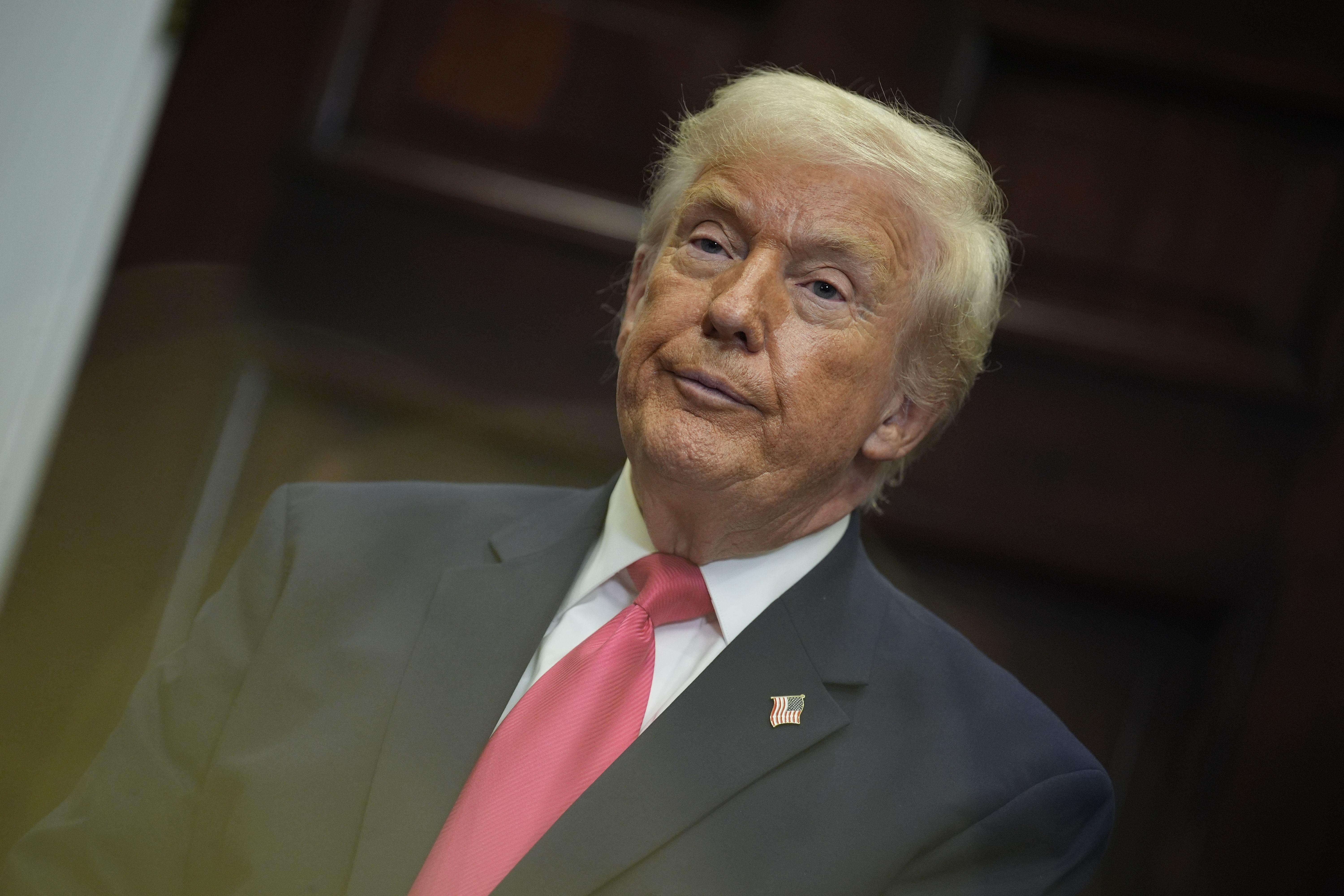 الرئيس الأمريكي دونالد ترامب في قاعة روزفلت في البيت الأبيض في واشنطن العاصمة، الولايات المتحدة الأمريكية، في 2 ديسمبر 2025، ويظهر في الصورة مرتدياً سترة زرقاء وقميصاً أبيض وسترة عنق حمراء.