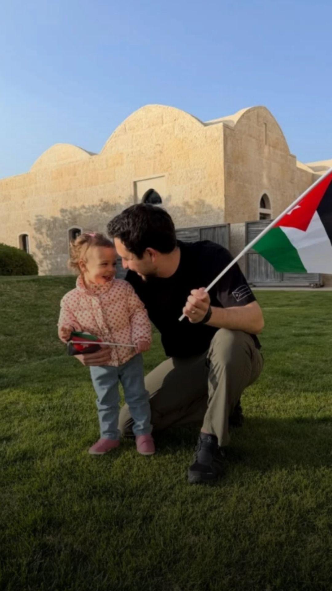 الأمير الحسين وابنته يحتفلان بيوم العلم 