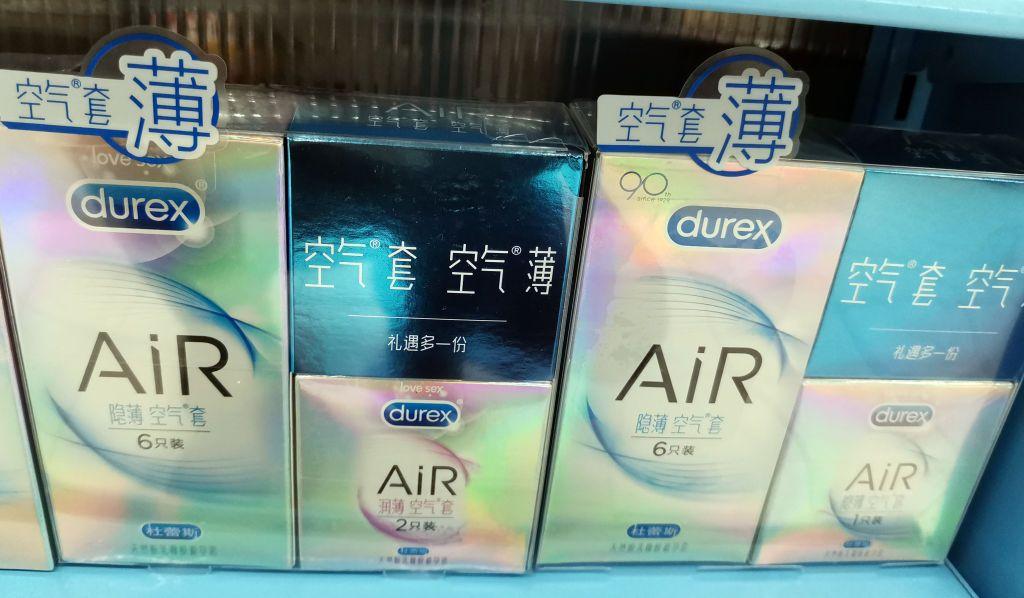 Cajas de condones marca Durex en un estante en China