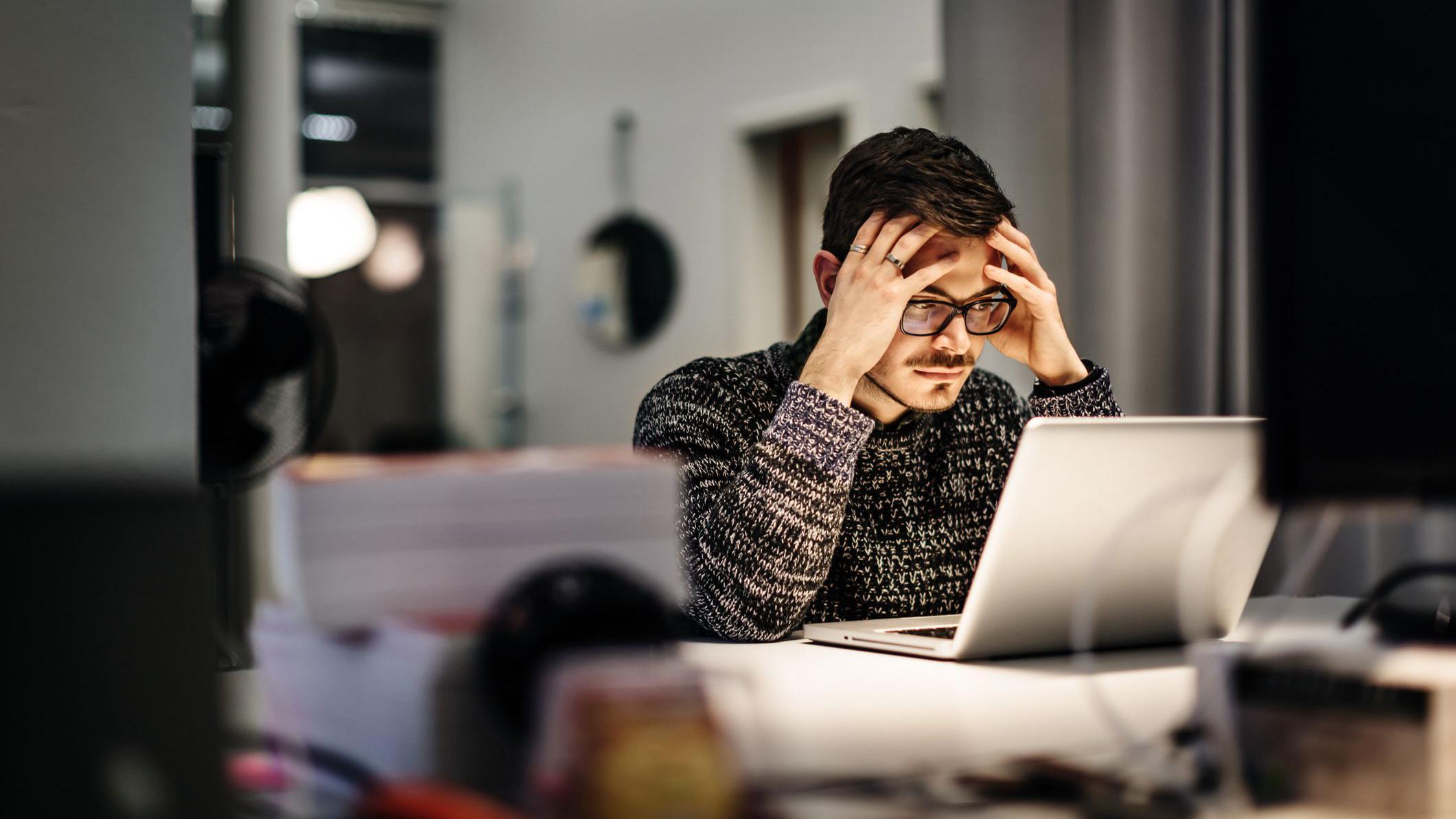 Hombre mirando la pantalla de la computadora 