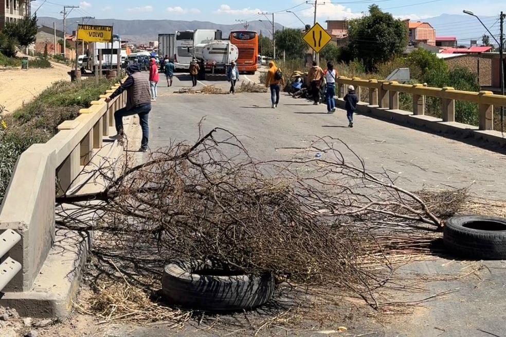 Bloqueio com pneus e galho em estrada