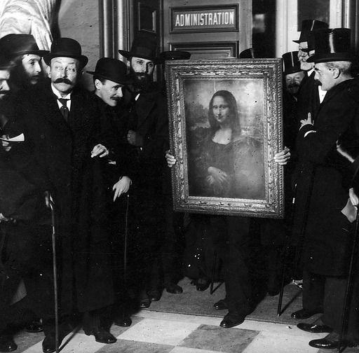 Muškarci drže sliku Mona Lize
