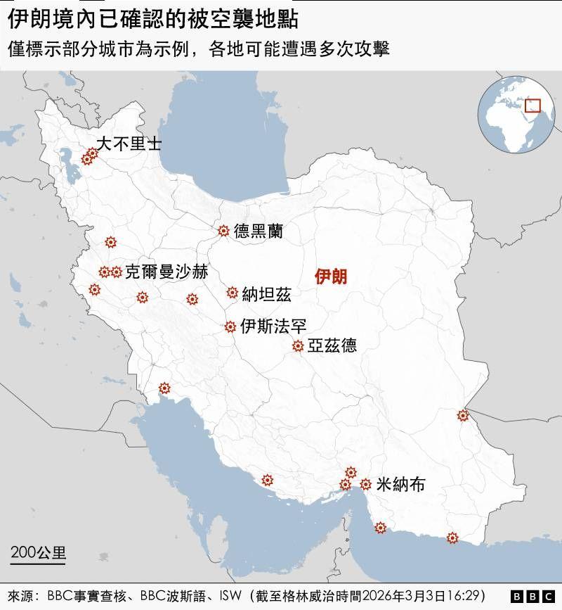 這張圖是伊朗地圖，紅色星號標示著曾經遭受美國和以色列一次或多次空襲的地點。此外，地圖上也標註了一些重要城市，包括：

- 大不里士（伊朗西北部）

- 德黑蘭（伊朗中北部，首都）

- 伊斯法罕（伊朗中部）

- 亞茲德（伊朗中部）

- 克爾曼沙赫（伊朗西部）

- 米納布（伊朗南部）

地圖右上角有一個小型地球儀，標示了伊朗在中東的位置。右下角是BBC的標誌。週邊國家的邊界和海岸線輪廓模糊，但重點在於伊朗境內空襲地點的分佈。