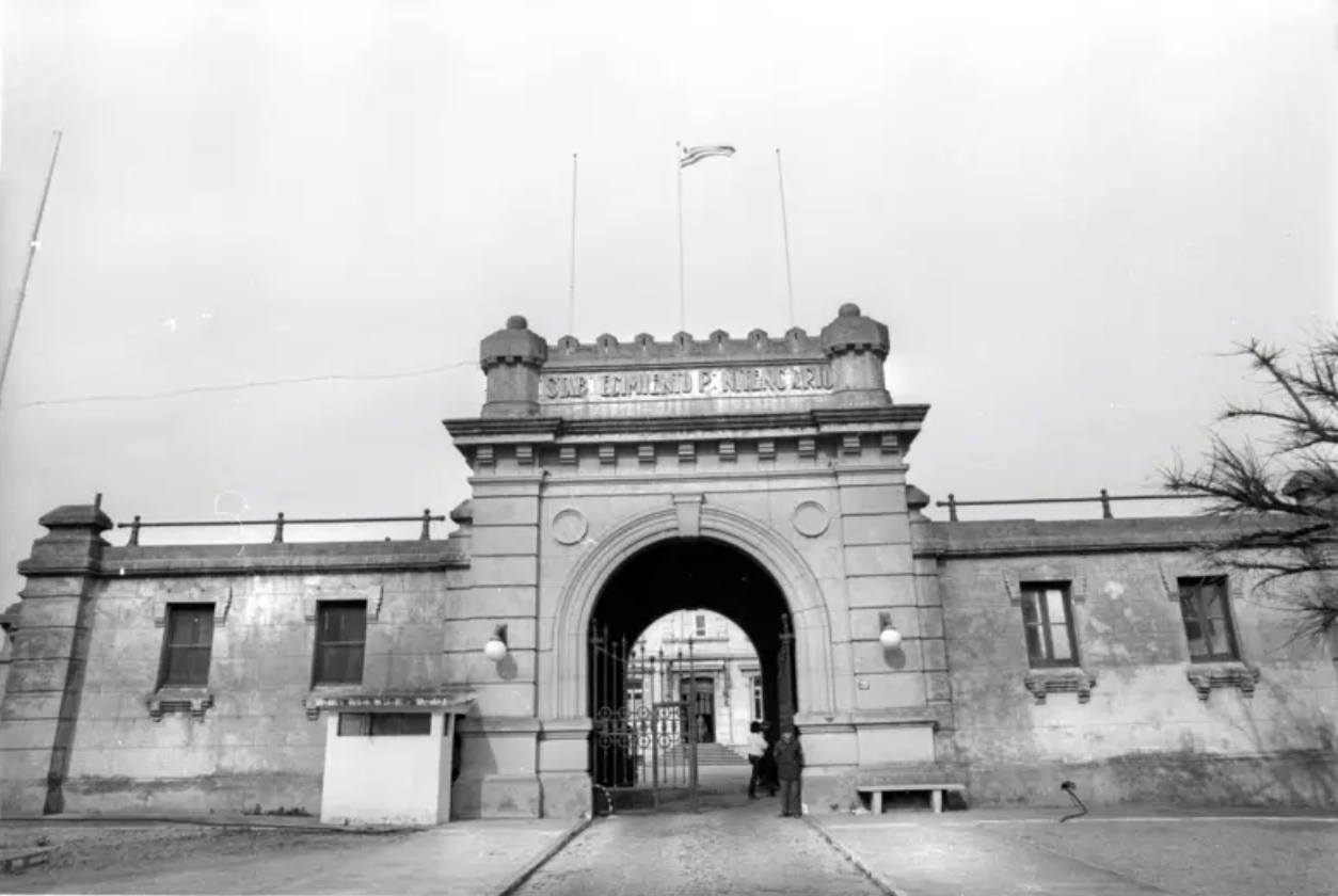Entrada de prisão de Punta Carretas, em Montevidéu, com portão aberto e quatro janelas