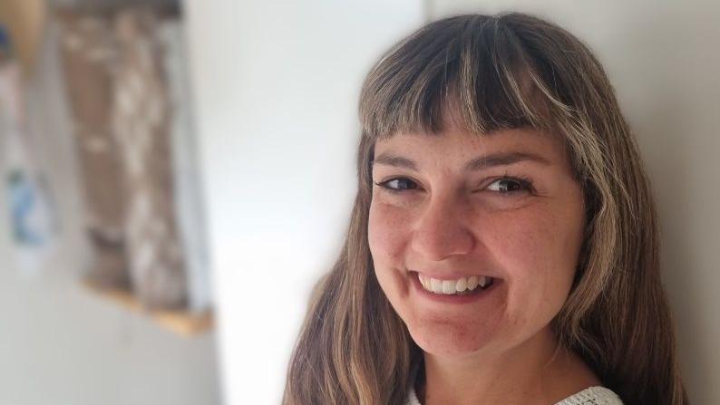 Loren Mekarti nasmejana pozira