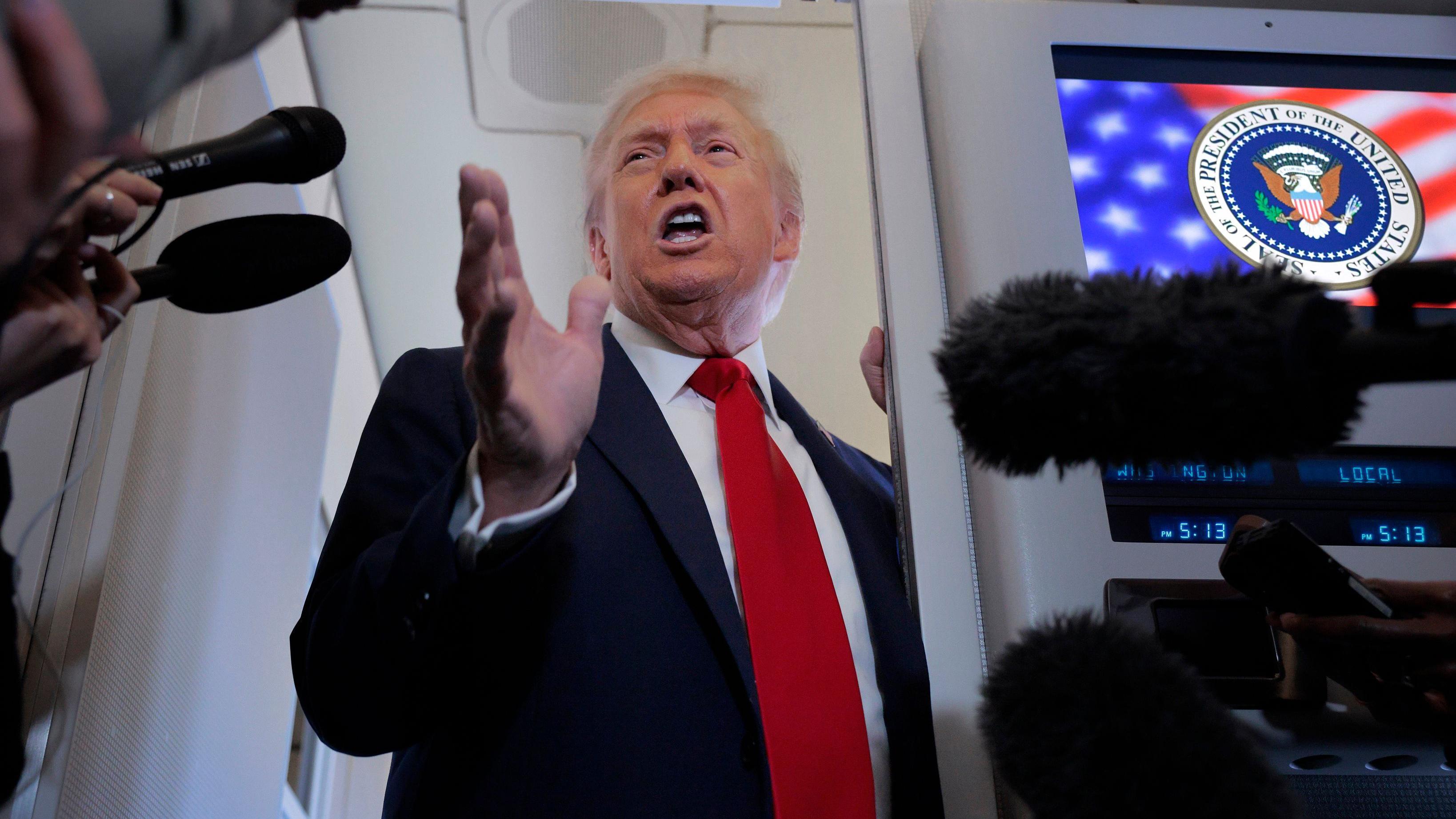 الرئيس الأمريكي دونالد ترامب يتحدث إلى الصحفيين على متن طائرة الرئاسة في طريقه إلى إسرائيل في 12 أكتوبر/تشرين الأول 2025.