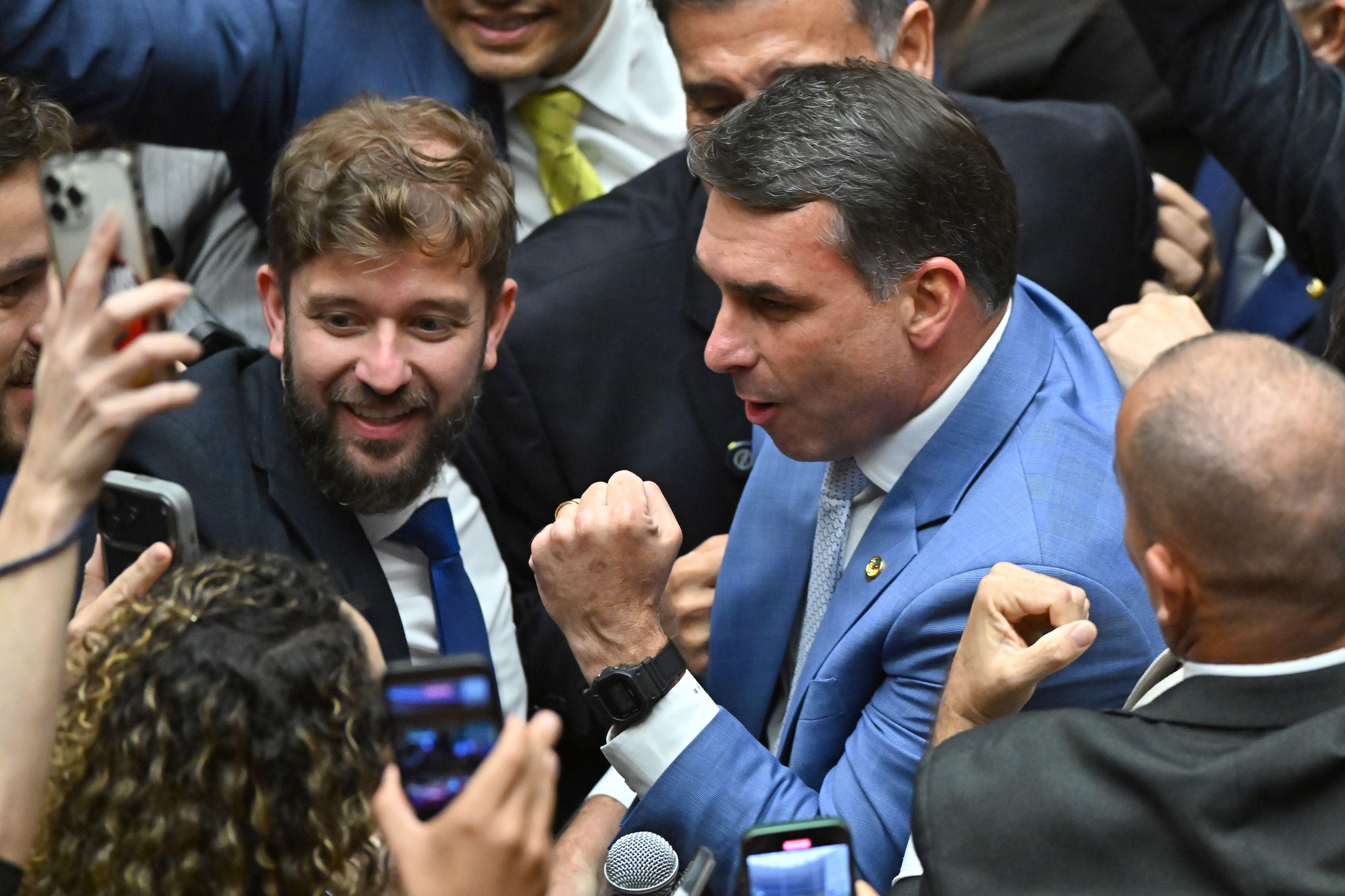 Fl&aacute;vio Bolsonaro comemora derrubata do veto ao PL da Dosimetria logo ap&oacute;s fim da vota&ccedil;&atilde;o no Congresso