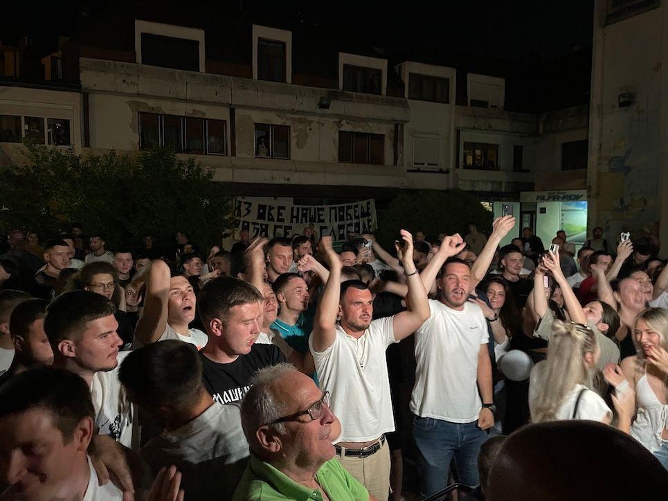 Stanovnici Kosjerića slave ispred štaba liste Ujedinjeni za Kosjerić