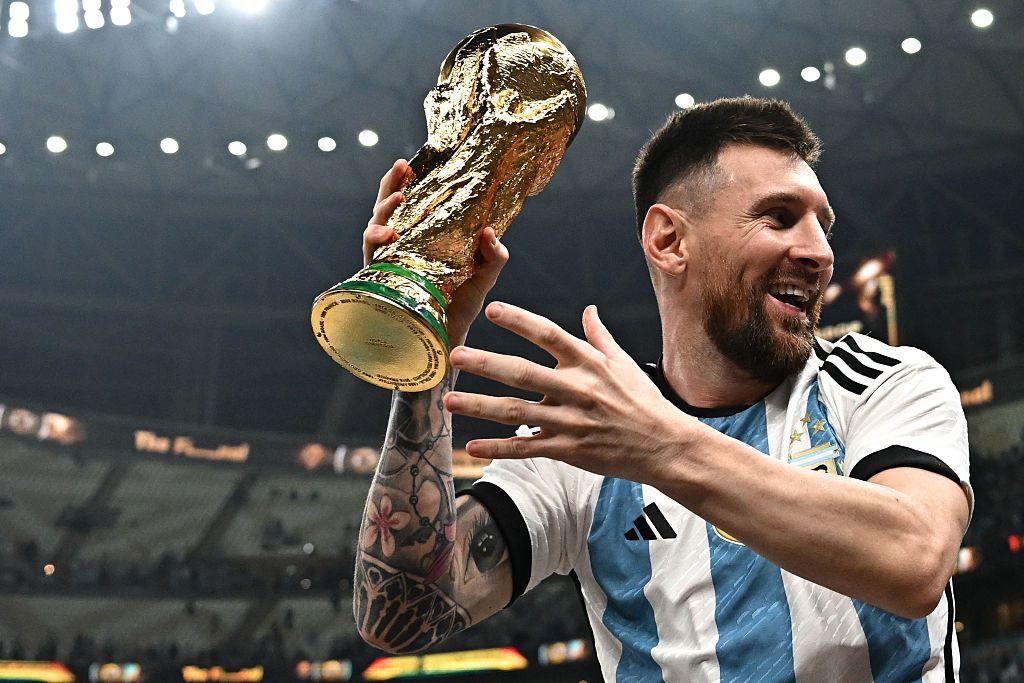 Messi sostiene la Copa Mundial en las manos