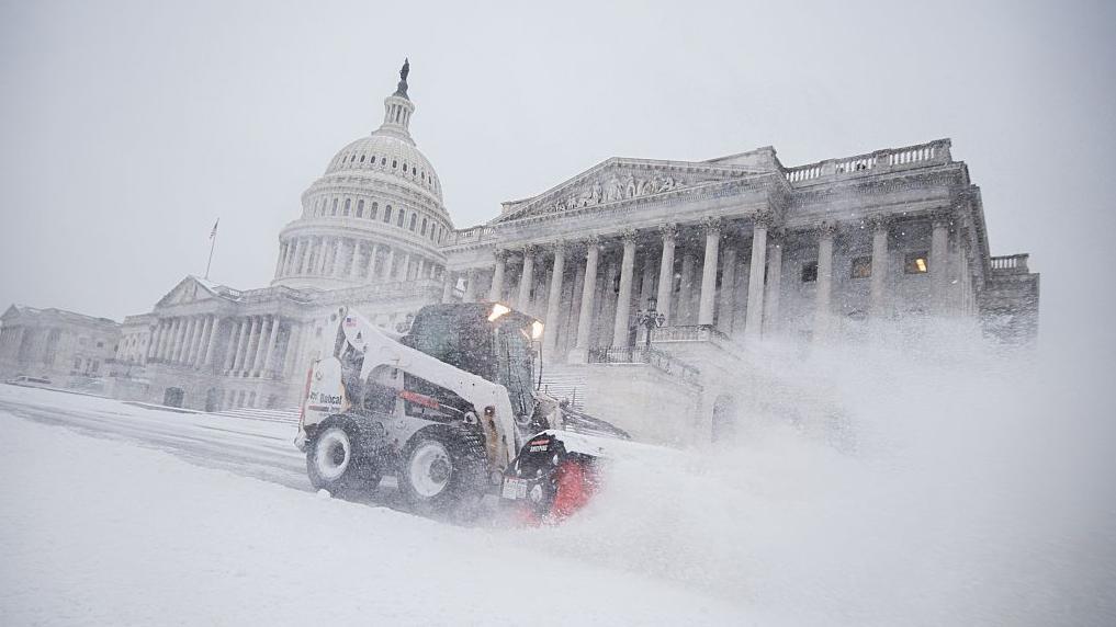 Los equipos de mantenimiento del Capitolio limpian la nieve del edificio durante la tormenta invernal Fern sobre el área de Washington 