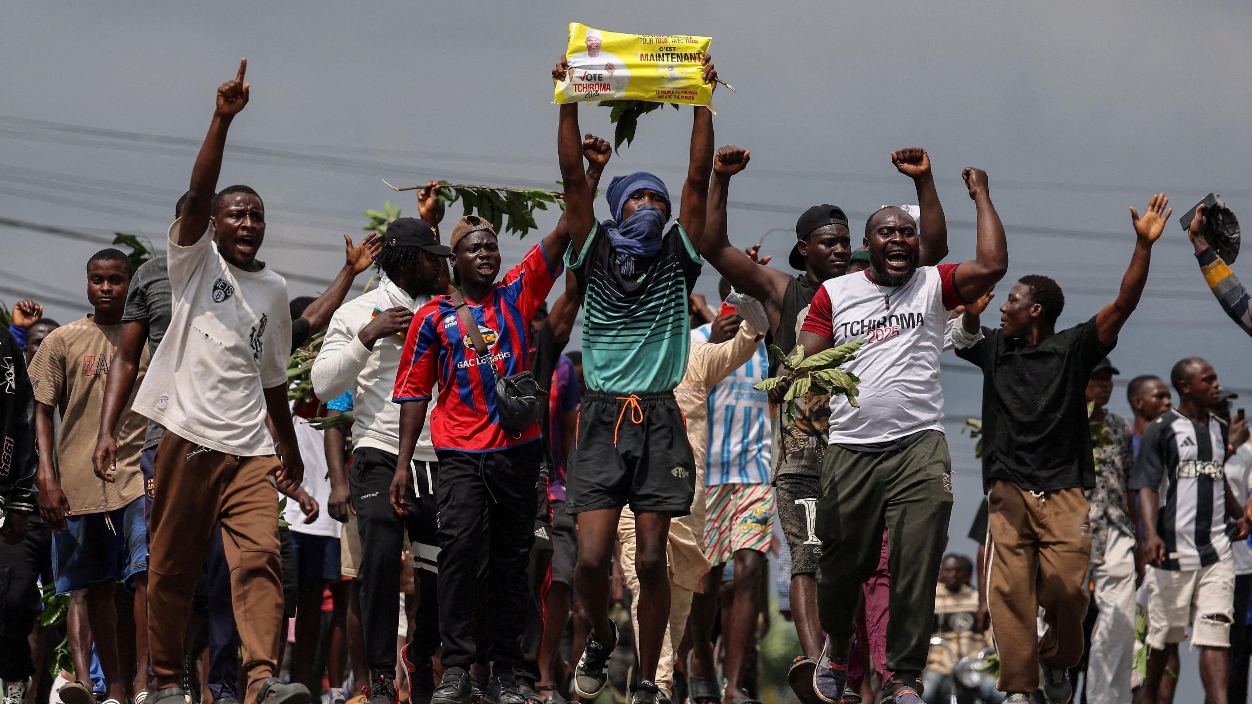Partidarios del candidato presidencial de la oposición camerunesa Issa Tchiroma protestan después de que el Consejo Constitucional declarara a Paul Biya ganador de las elecciones presidenciales del 12 de octubre, en Duala, Camerún, el 27 de octubre de 2025.