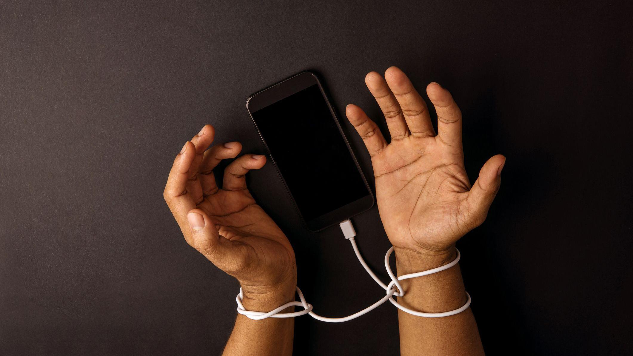 العنف الرقمي في تزايد والنساء أكثر عرضة لمخاطره، فكيف يمكنهن تجنبه والبقاء بأمان؟ 