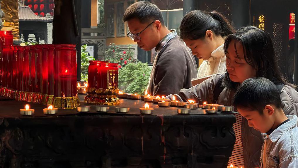 在廟宇裡求神拜佛的人