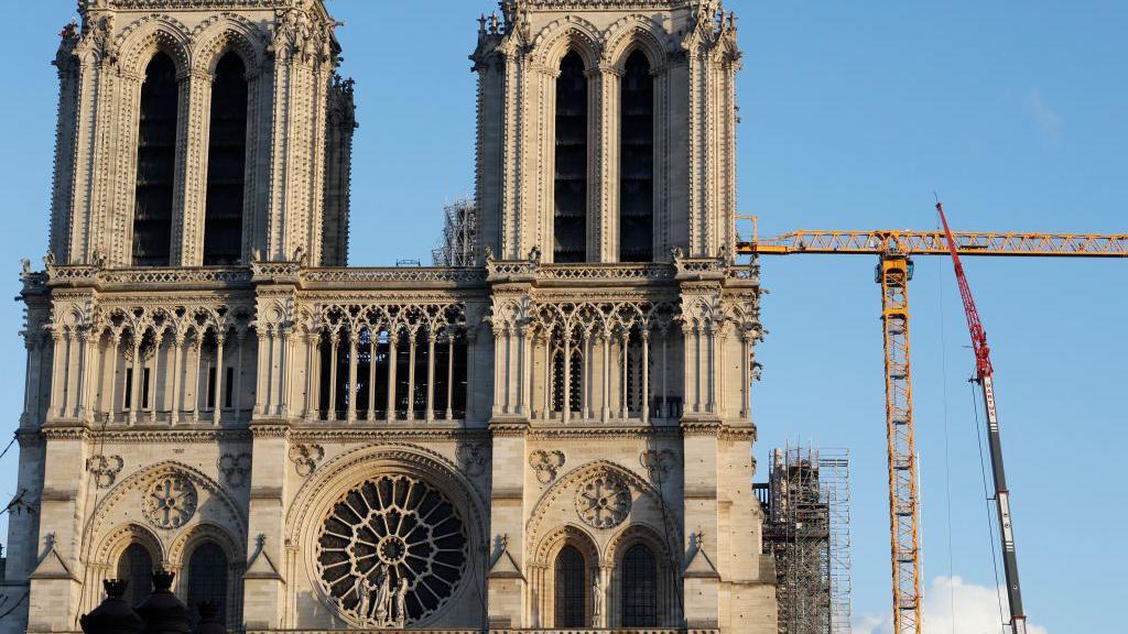 La Catedral de Notre Dame, en París, con una grúa a la derecha llevando a cabo labores de restauración tras el incendio de 2019.