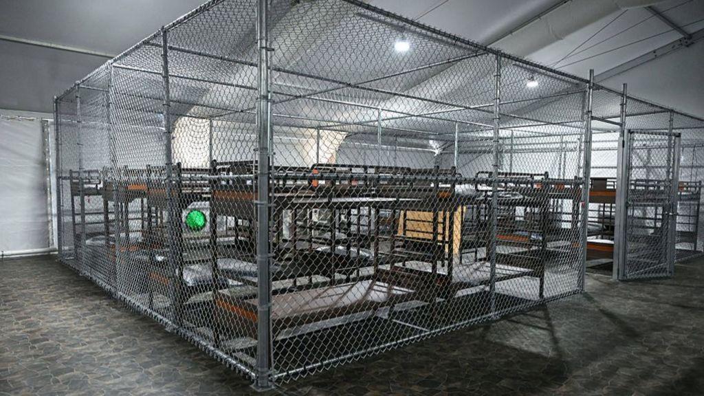 Literas dentro de una suerte de celda amplia en el interior del centro de detención Alligator Alcatraz