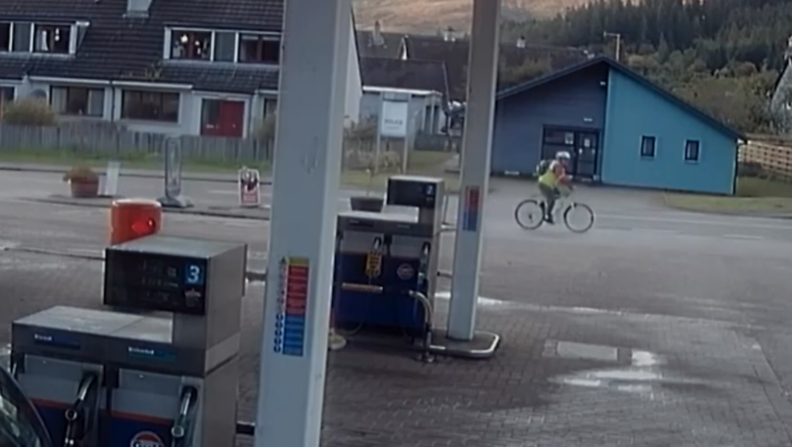 snimak nadzornih kamera na kojem su pumpa i biciklista u pozadini