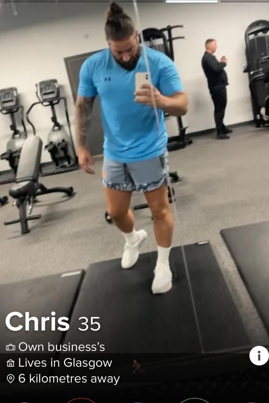 Una captura de pantalla de su perfil de Tinder muestra a Harkins corriendo en una cinta en un gimnasio. La foto es una selfie frente al espejo donde se ve a Harkins sosteniendo su teléfono mientras corre en la cinta, vistiendo shorts vaqueros y una camiseta azul claro. Lleva calcetines blancos y zapatillas deportivas. Tiene un tatuaje en el brazo derecho.