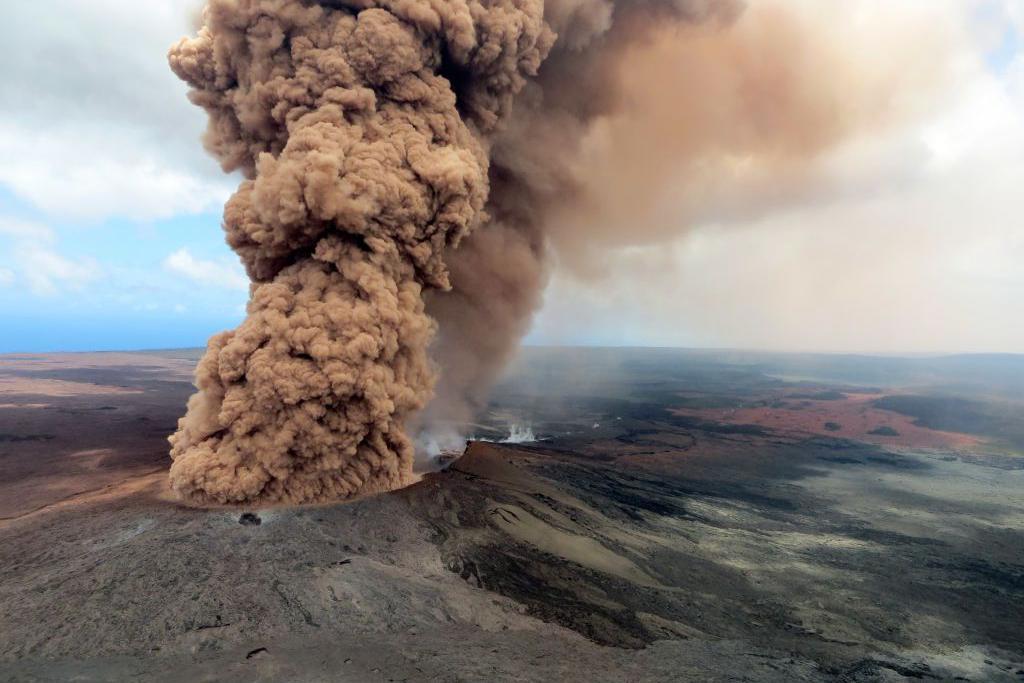 Una columna de ceniza densa y de color marrón rojizo a raíz de la erupción del volcán Kilauea de Hawái el 4 de mayo de 2018.
