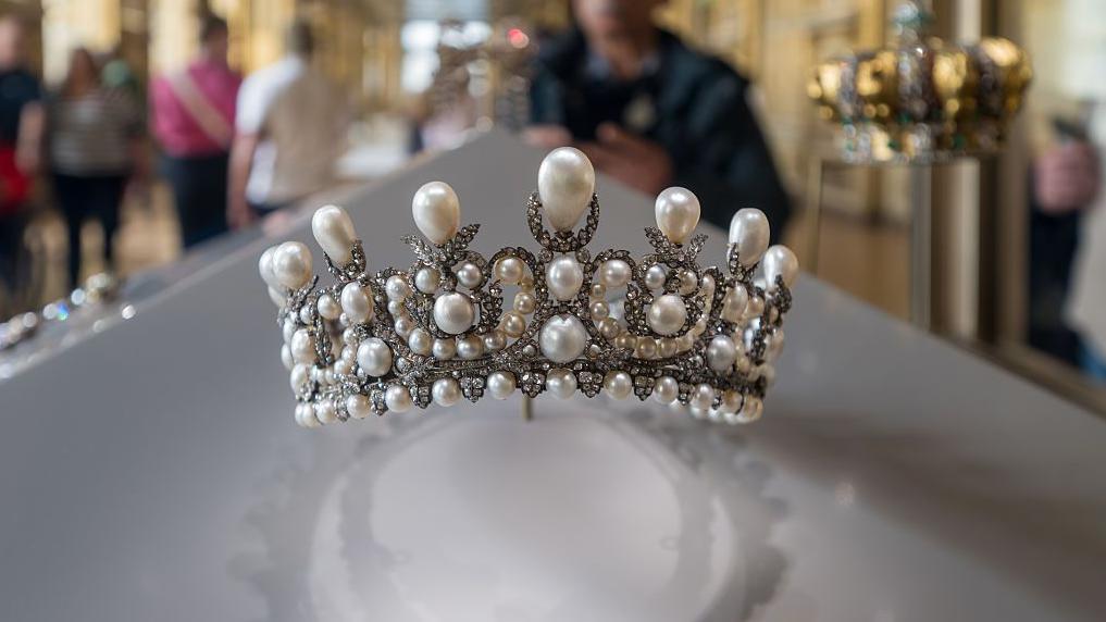 La corona de la emperatriz Eugenia exhibida en el Museo del Louvre