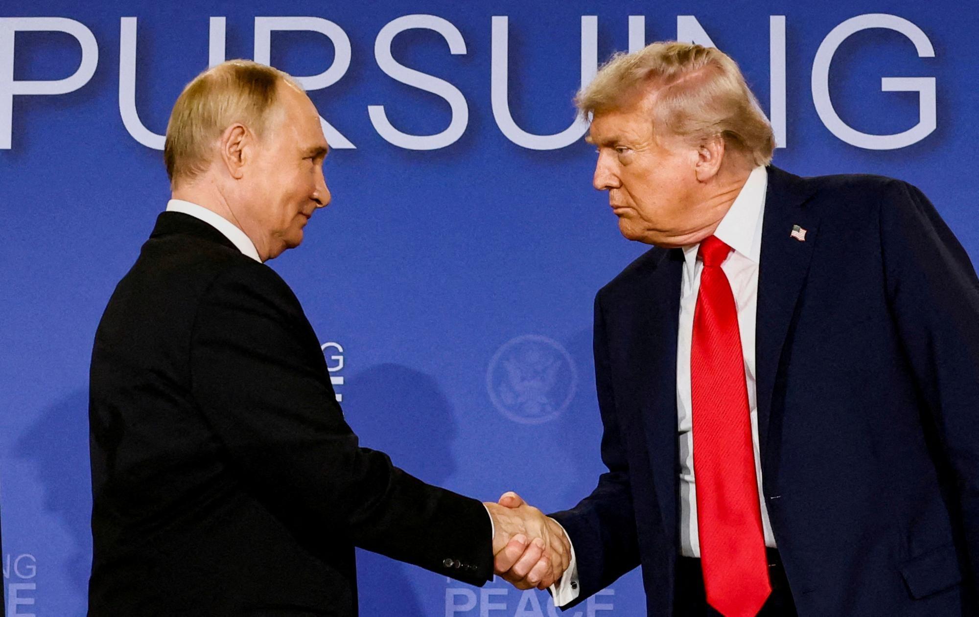 O presidente dos EUA, Donald Trump, e o presidente russo, Vladimir Putin, apertam as m&atilde;os durante uma coletiva de imprensa em Anchorage, Alasca, EUA, em agosto DE 2025 
