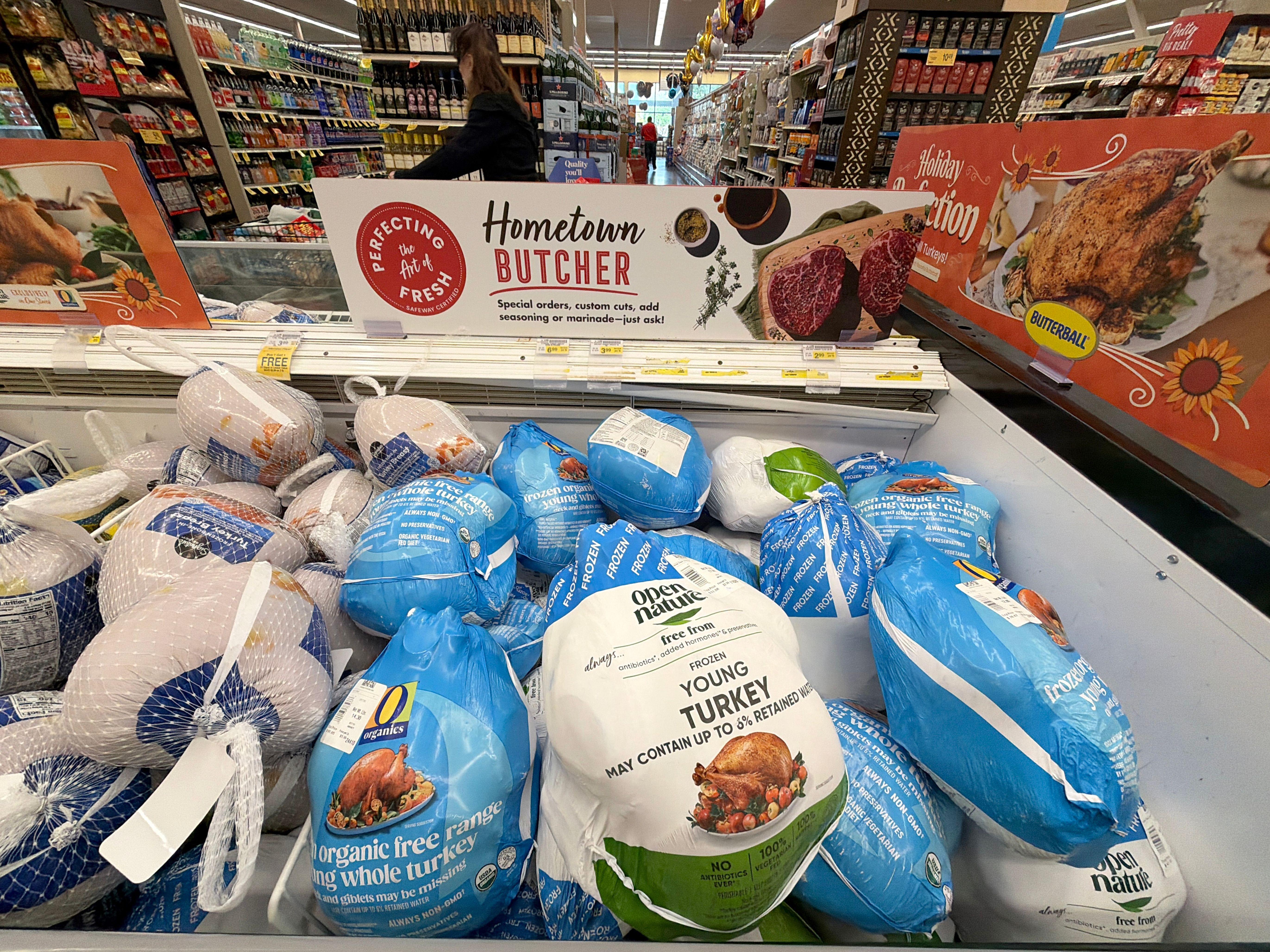 تُعرض الديوك الرومية المجمدة للبيع في المتاجر في كاليفورنيا، استعدادا لاحتفالات عيد الشكر