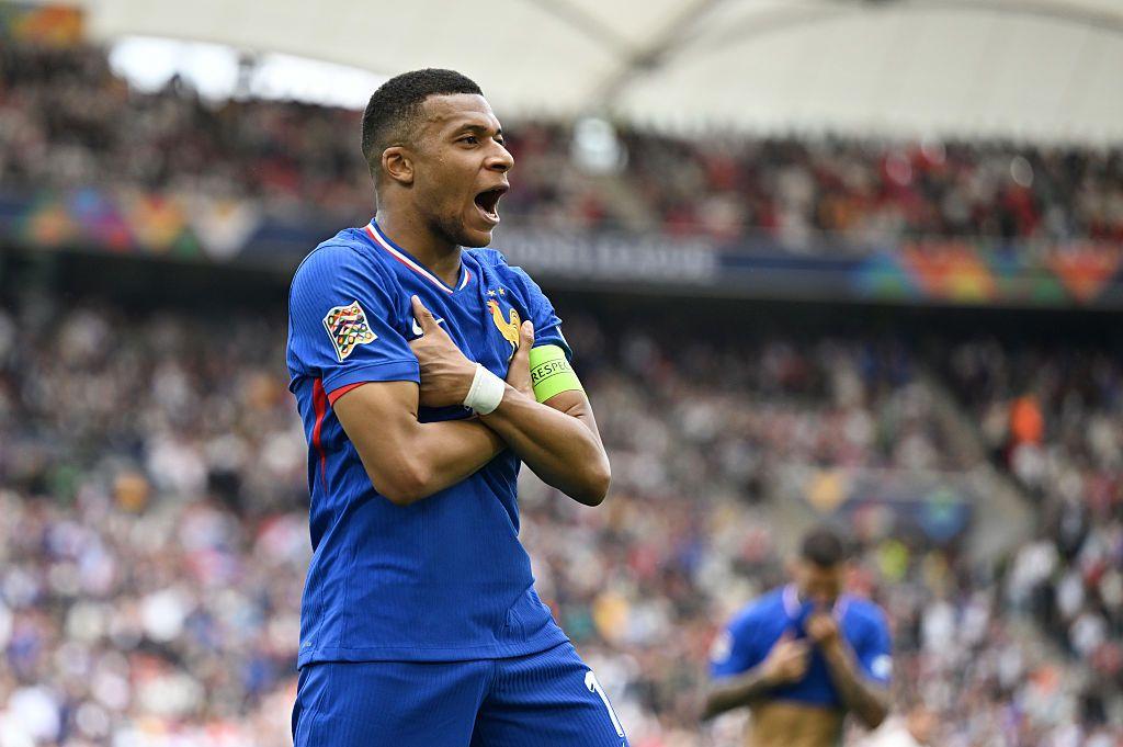 Kylian Mbappé con el uniforme de la selección francesa.