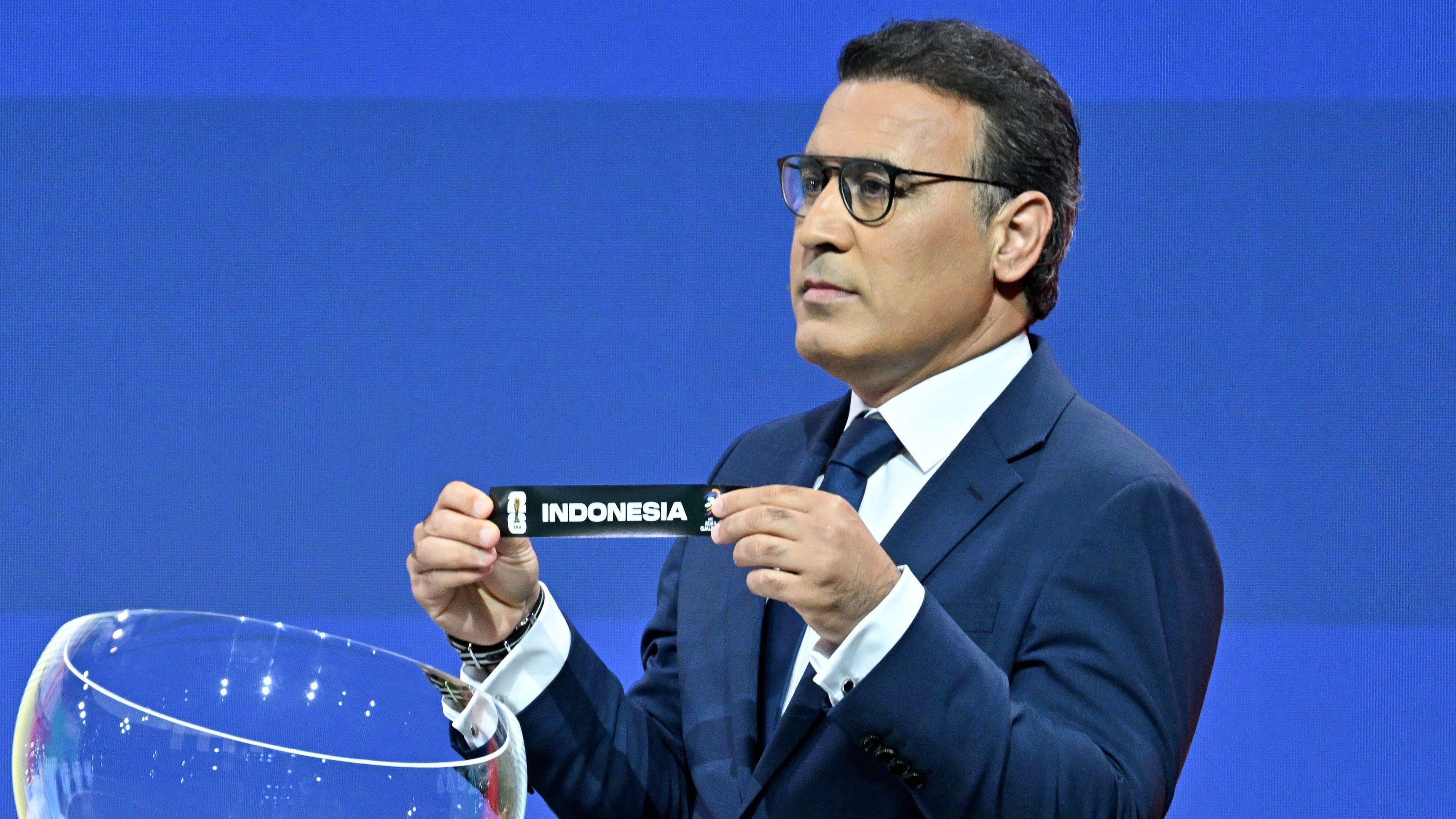 تصفيات كأس العالم: هل ينجح عرب آسيا في خطف مقعدين إضافيين في المونديال؟ 3 اللاعب الإيراني السابق مهدي مهدويكيا يرفع اسم إندونيسيا خلال قرعة الدور الثالث من التصفيات الآسيوية المؤهلة إلى كأس العالم 202