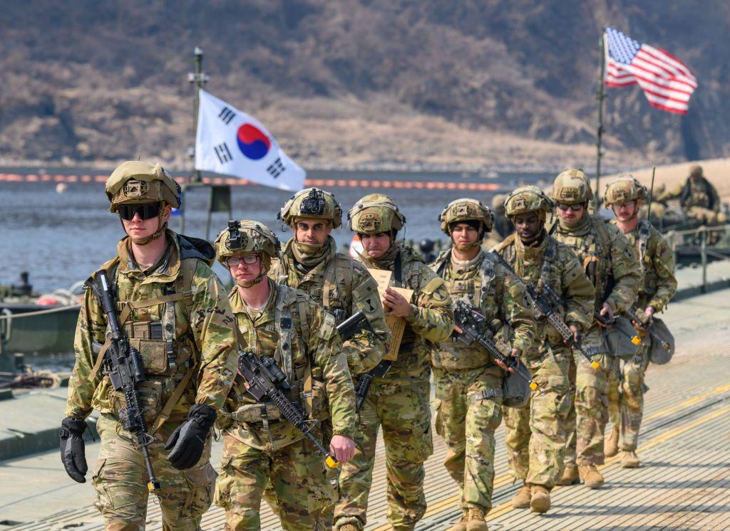 임진강 다리를 건너는 주한미군