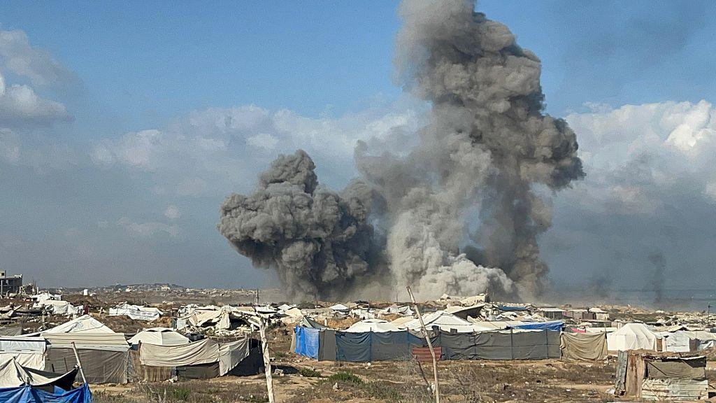 مقتل فلسطينين في غارات إسرائيلية جديدة على غزة، ومطالبات بتدخل الصليب الأحمر لإنقاذ محتجزين إسرائيليين #عاجل 1 الصورة التقطت نهاراً حيث يظهر دخان ناجم عن القصف خلف الخيام.