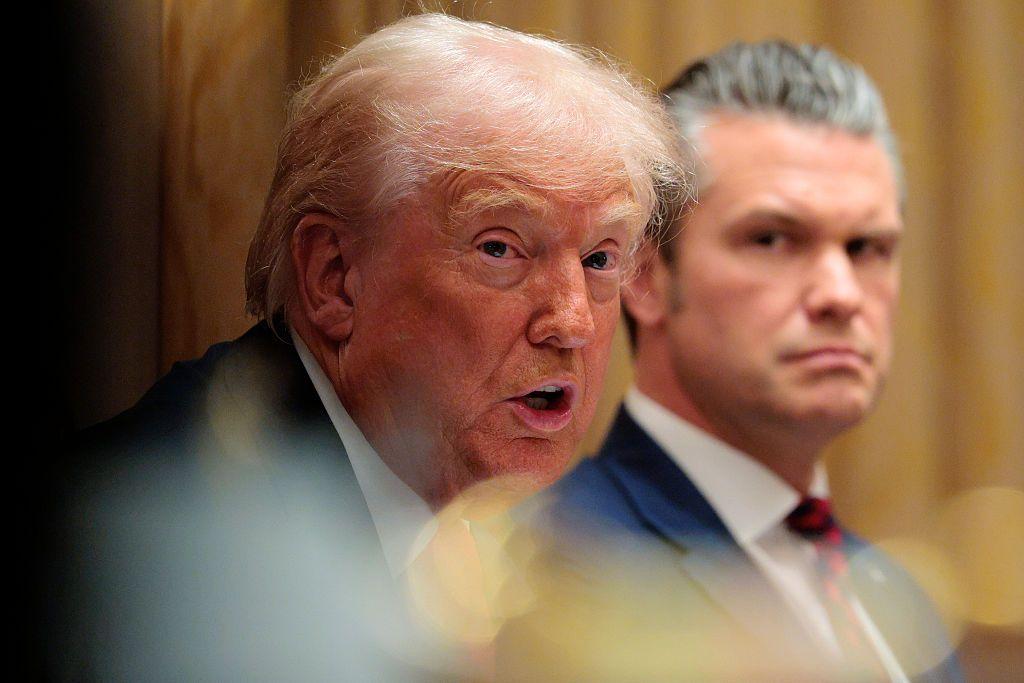 Donald Trump y Pete Hegseth durante una sesión de gabinete en Washington
