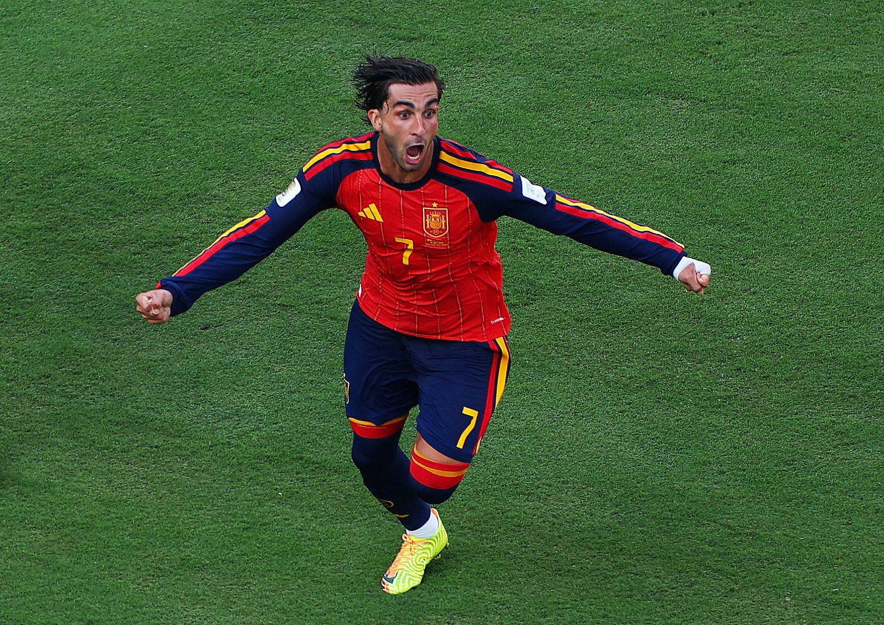 Ferran Torres celebra sobre el campo el gol que le dio la victoria a España ante Argentina