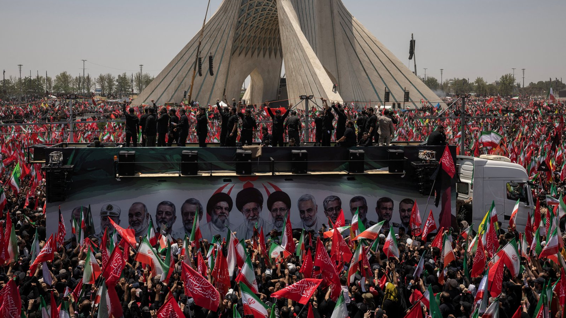 Otpor i osveta: Iran je želeo da pošalje poruku oproštajem od Alija Hamneija 1 Veliki broj Iranaca je izašao na ulice Teherana da se oprosti od ubijenog vrhovnog vođe Alija Hamneija