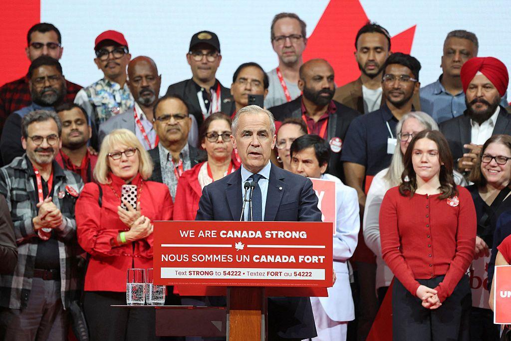 Mark Carney habla delante de un grupo diverso de canadienses