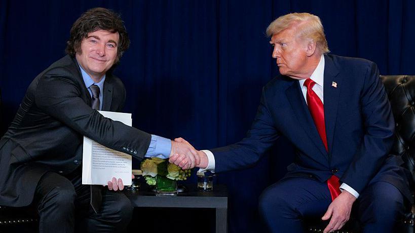 El presidente de Argentina, Javier Milei, saluda a su contraparte estadounidense, Donald Trump.