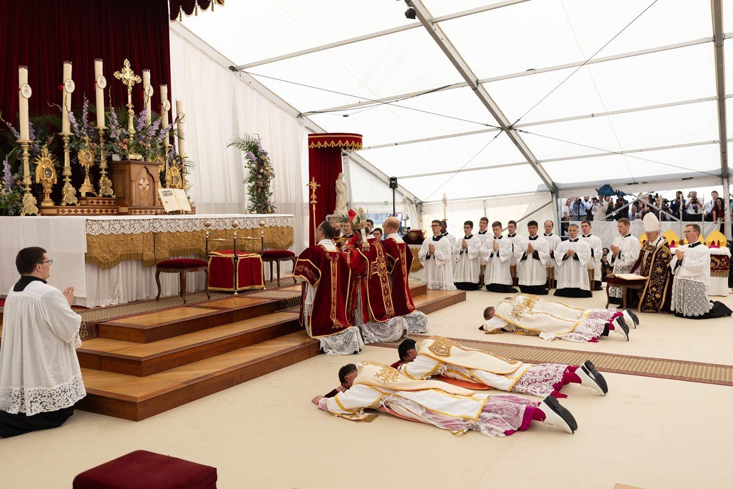 Cerimônia de ordenação de novos bispos da Fraternidade Sacerdotal São Pio X em Ecône em 1º de julho de 2026