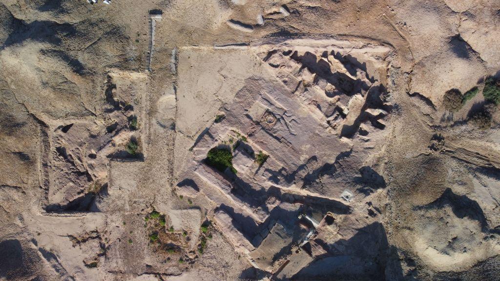 Uma foto a&eacute;rea tirada em 1&ordm; de maio de 2023 mostra os restos de um templo no s&iacute;tio arqueol&oacute;gico da antiga cidade sum&eacute;ria de Girsu, hoje conhecida como Tello, no distrito de al-Shatrah, na prov&iacute;ncia de Dhi Qar, no sul do Iraque. 