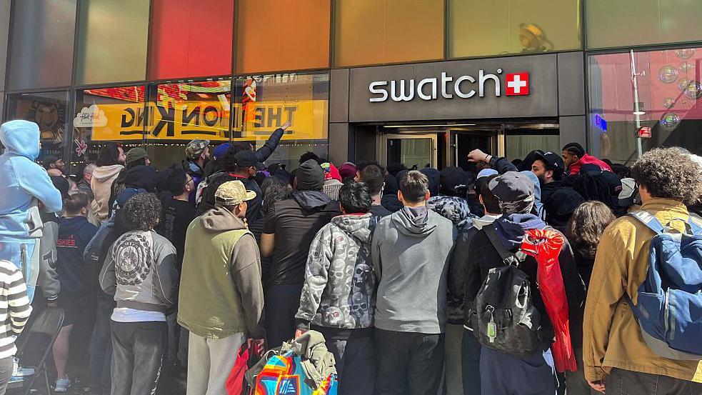 民眾在紐約時代廣場的斯沃琪門市外排隊等候入店