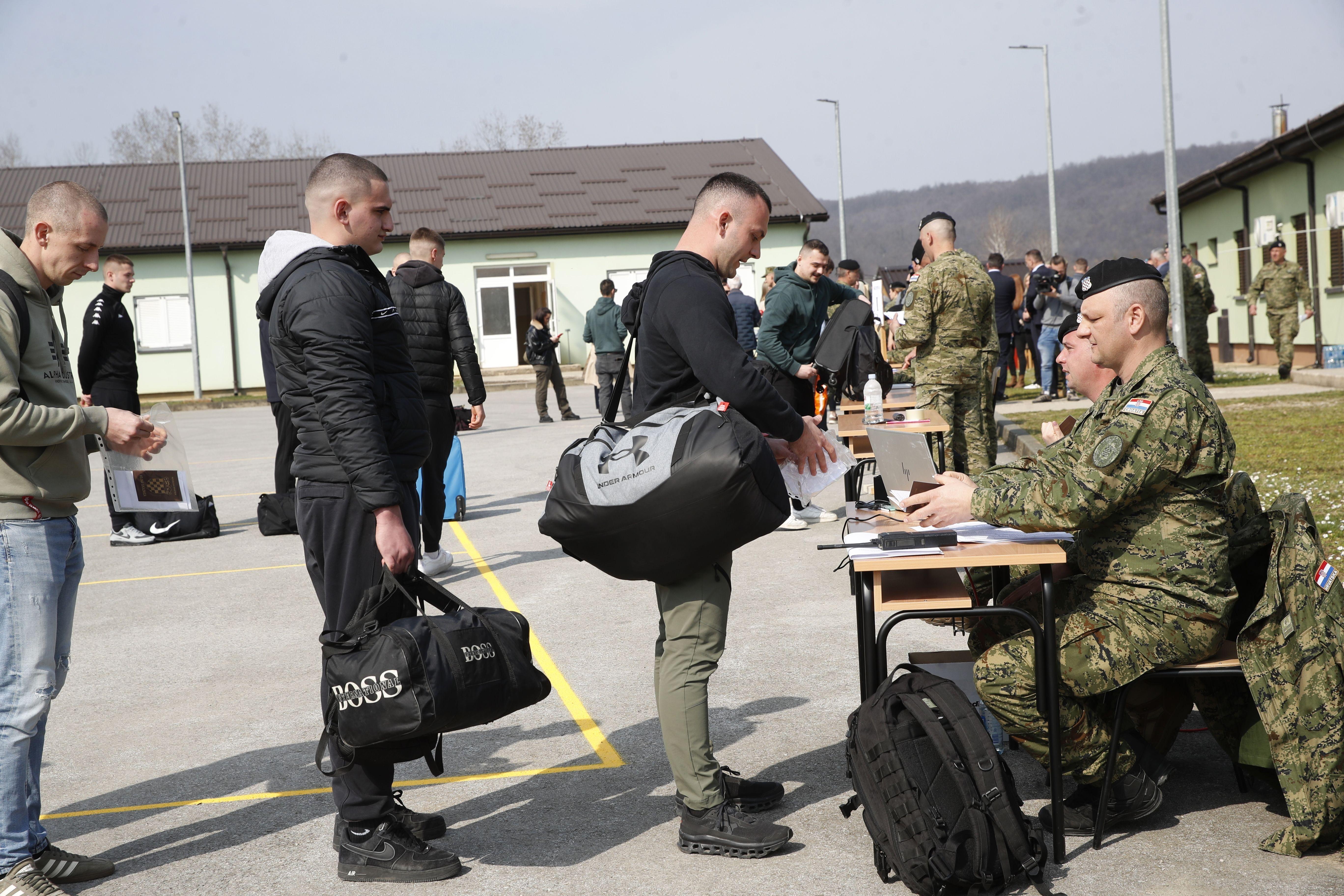 vojni rok u hrvatskoj, regruti se prijavljuju na obuku u hrvatskoj vojsci