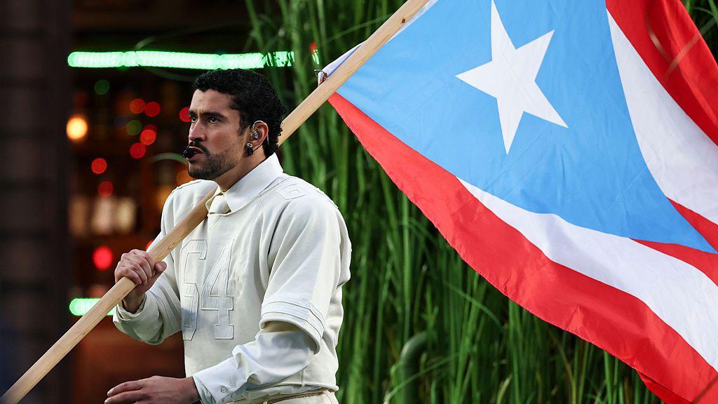 ما الرموز التي استخدمها باد باني في السوبر بول؟