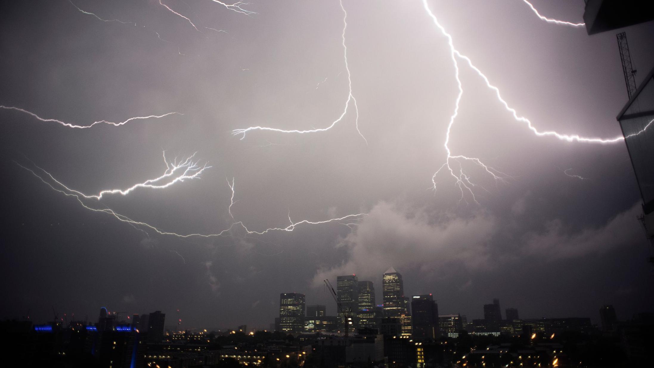 Raios no c&eacute;u de uma cidade